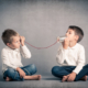 zwei Jungen sprechen über ein Blechdosen-Telefon miteinander, Sinnbild für: Kunden zuhören, Zielgruppe kennenlernen