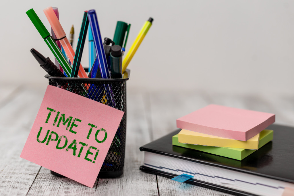 Post-it-Notiz "Time to update", Symbolbild für Content überarbeiten, Blogartikel überarbeiten
