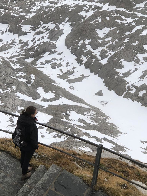 Anna auf dem Säntis-Berg in der Schweiz. Man sieht allerdings nicht gut, wie hoch es eigentlich ist.